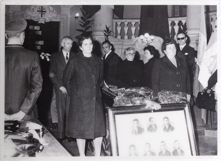 Gattatico-Reggio Emilia, 27-30 marzo 1970, Funerali di Alcide Cervi, camera ardente di Alcide nella Sala del Tricolore di Reggio Emilia, picchetto d'onore